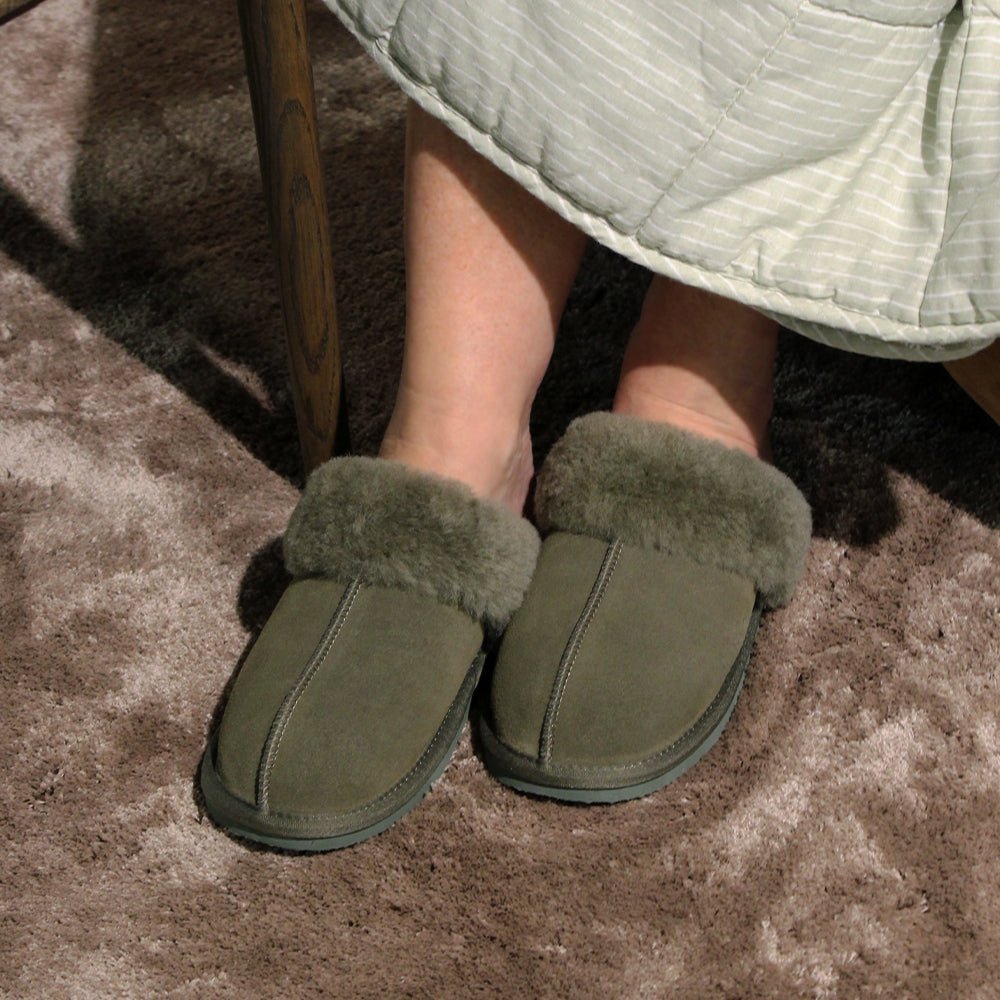 Minfot Fåreskinds Hjemmesko Slip-on Duved med såle Mørk Olivengrøn