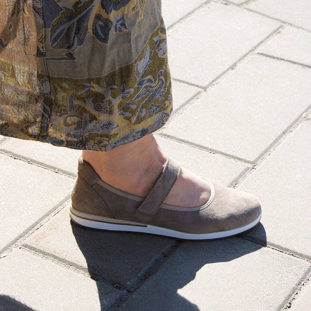 Minfot Ballerinasko med rem Joyce Stretch Nubuck Stone
