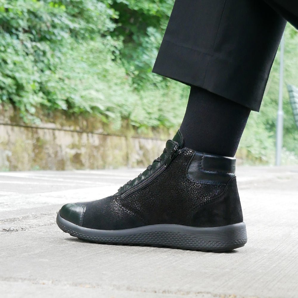 Minfot Way Høy Sneaker Bred Stretch Sort