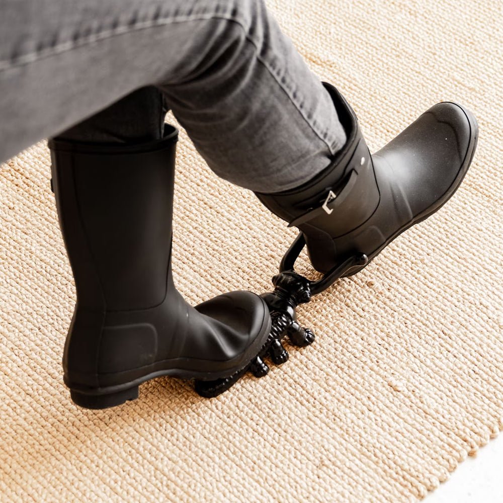 Stövelknekt-hjälp-med-att-ta-av-skor