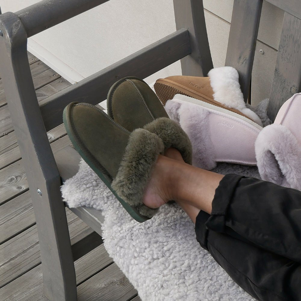 Minfot Fåreskinds Hjemmesko Slip-on Duved med såle Mørk Olivengrøn