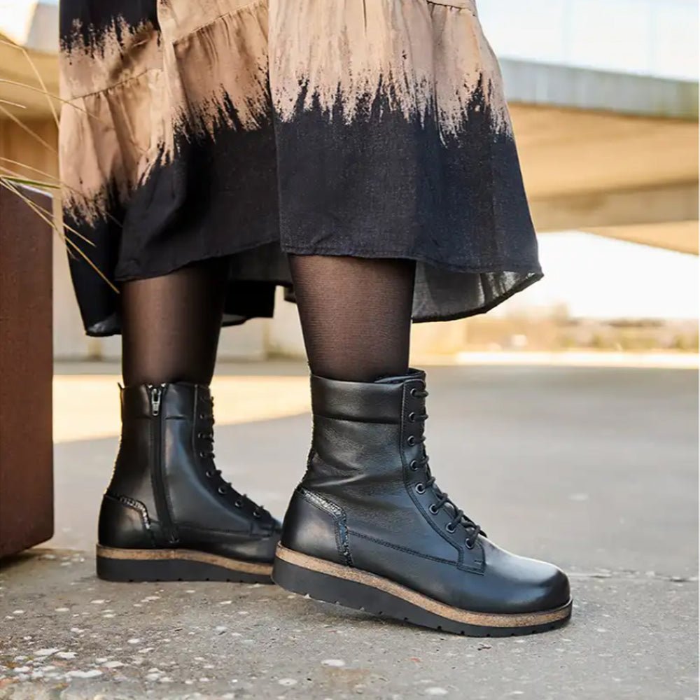 New Feet Linn Brede Boots Snøring Lynlås Sort