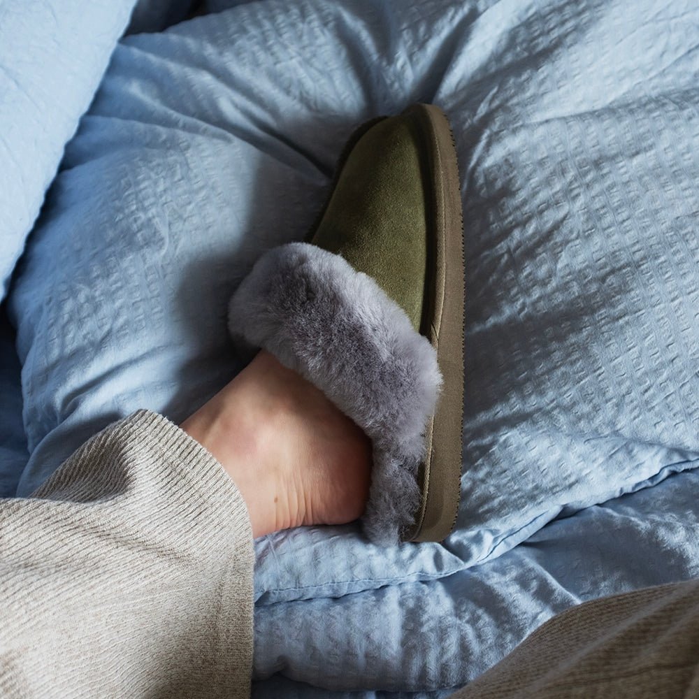 Produktbild 11 - Minfot Fårskinnstofflor Slip-on Duved med sula Olive