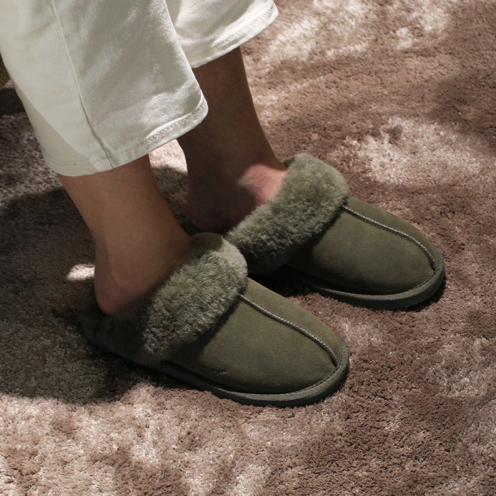 Minfot Fåreskinds Hjemmesko Slip-on Duved med såle Mørk Olivengrøn