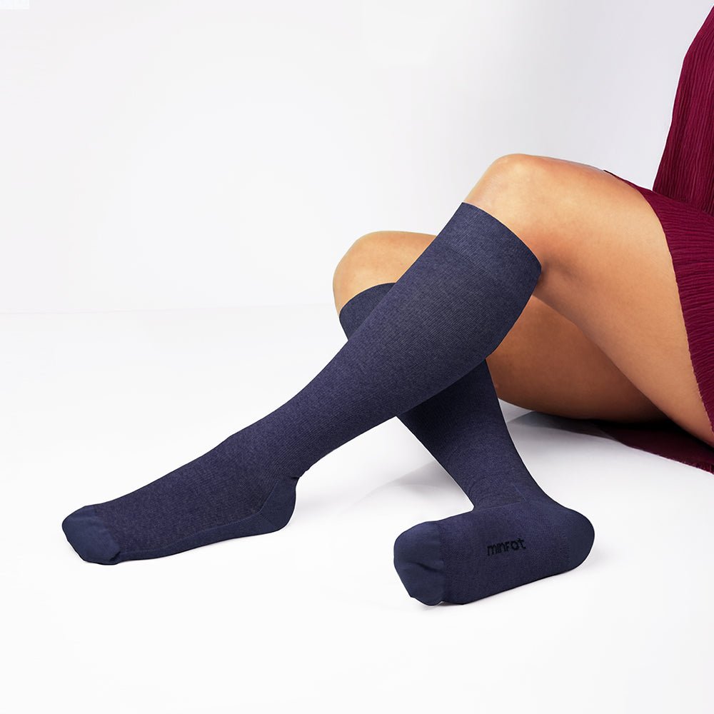 morkblaa-kompressionsstrumpor-minfot-melange