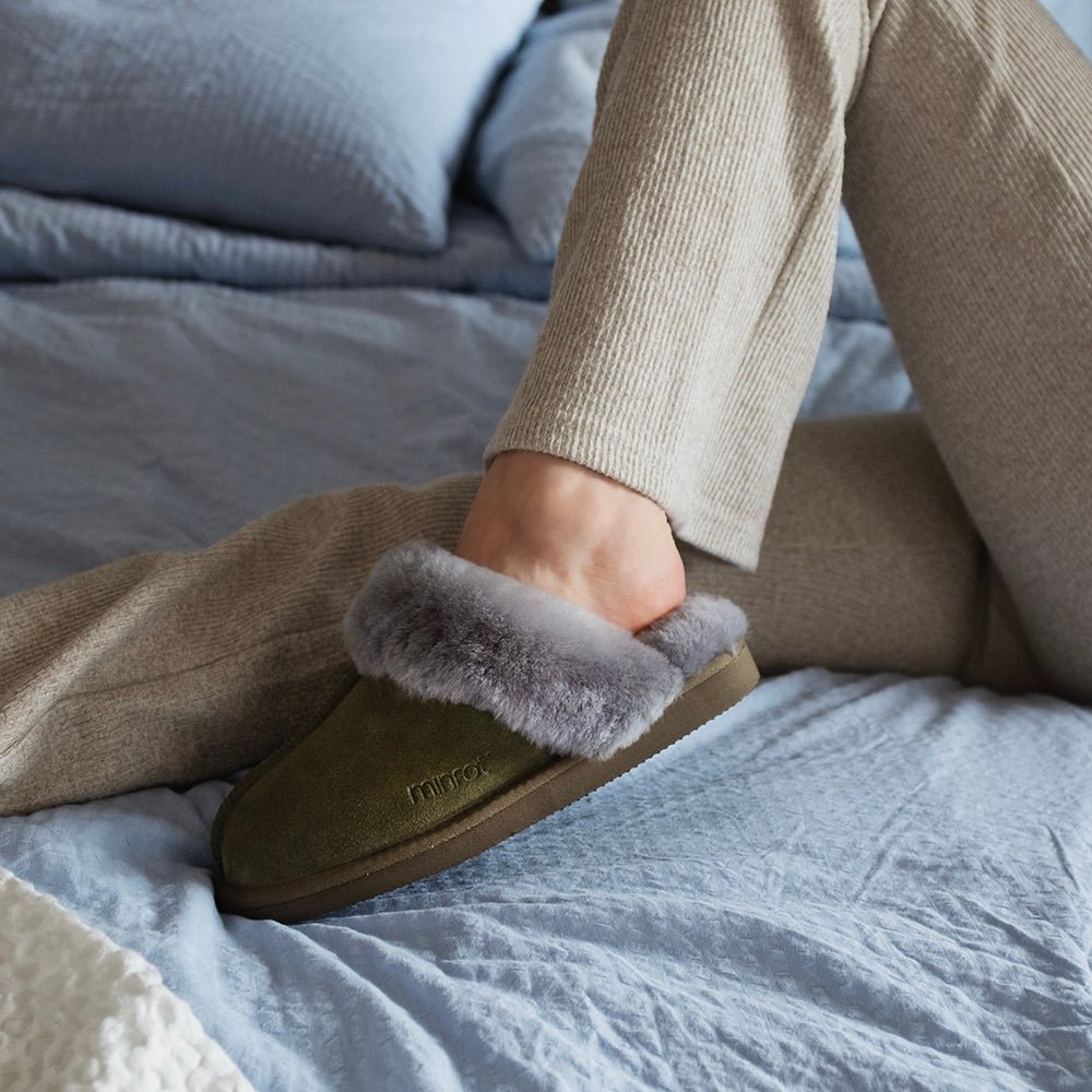 Produktbild 2 - Minfot Fårskinnstofflor Slip-on Duved med sula Olive