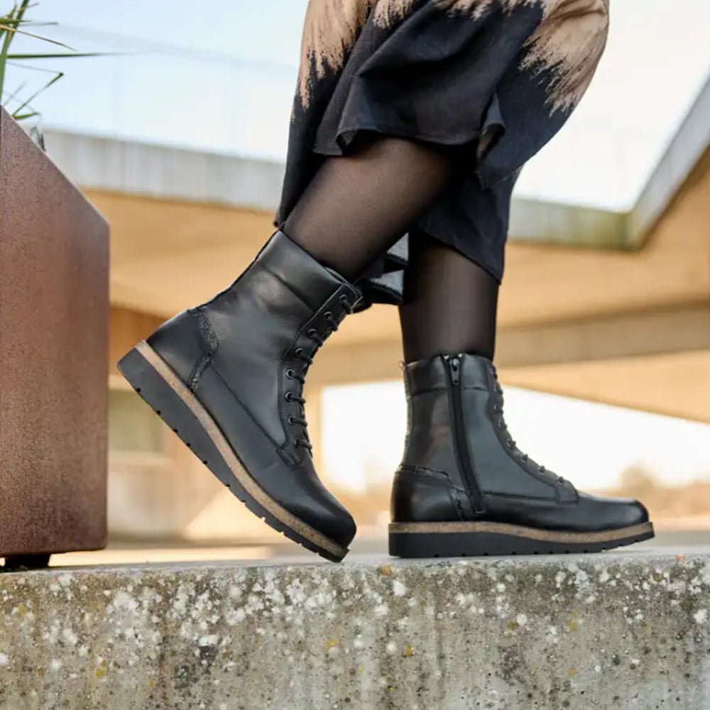 New Feet Linn Brede Boots Snøring Lynlås Sort