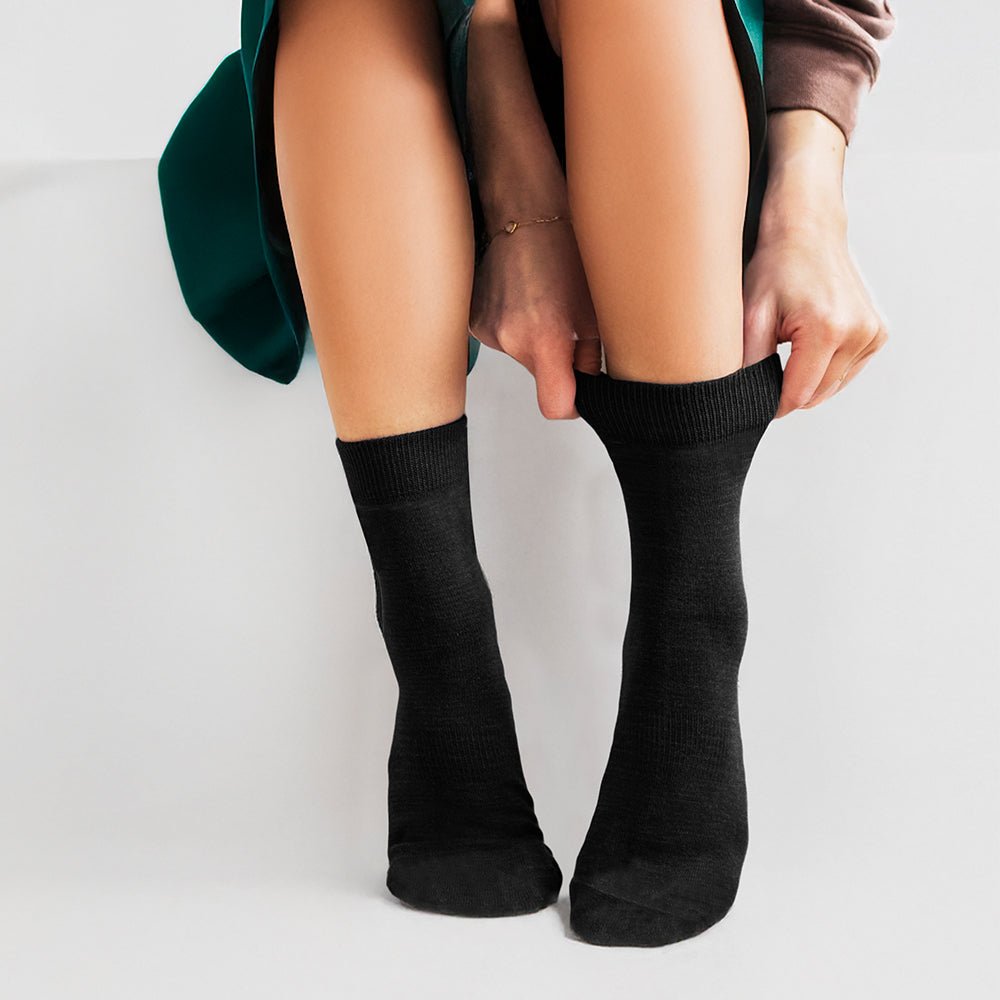 svarta-bambustrumpor-mjuka-minfot-quarter