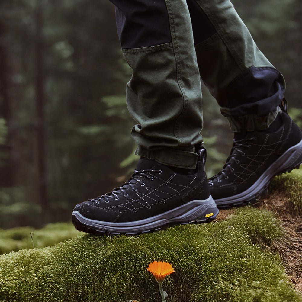 Produktbild 2 - svarta-sneakers-som-tål-vatten-minfot-ask