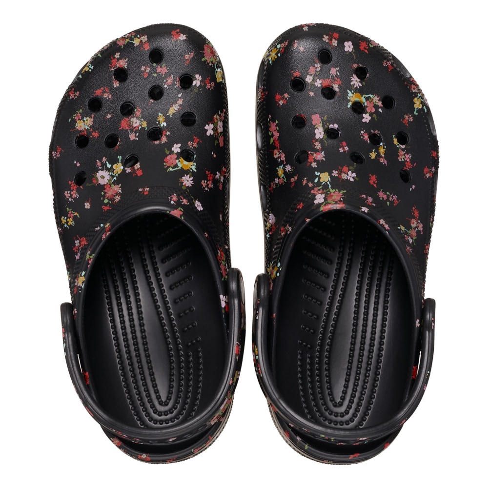 crocs-tofflor-blommiga-floral-svart-med-blommor.jpg